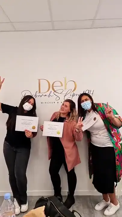 Trois stagiaires d’une même session présentent leurs attestations ensemble.